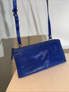 Latico Leathers Blue 100% Leather Zip around  Wallet/ small bag Removable Strap